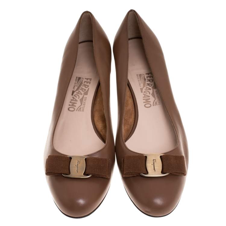 مملوكة مسبقًا Salvatore Ferragamo Brown Leather Vara Bow Flats Size 40.5