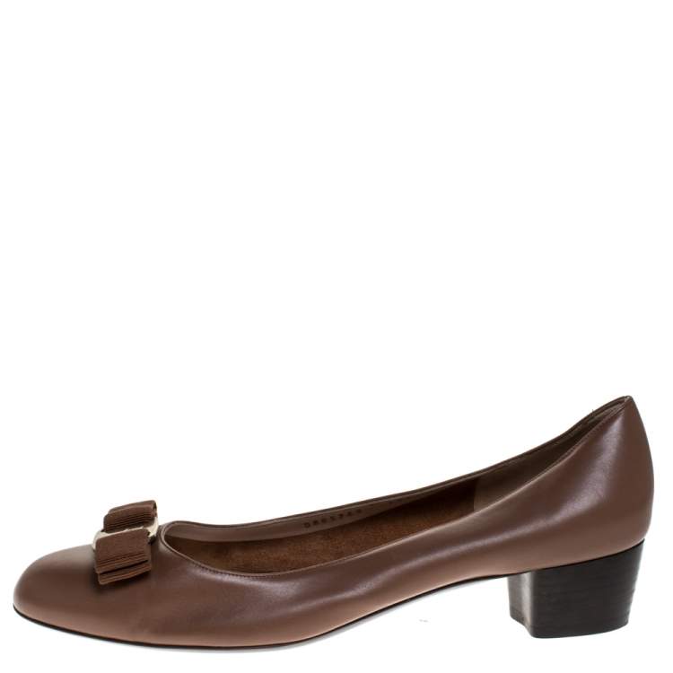 مملوكة مسبقًا Salvatore Ferragamo Brown Leather Vara Bow Flats Size 40.5