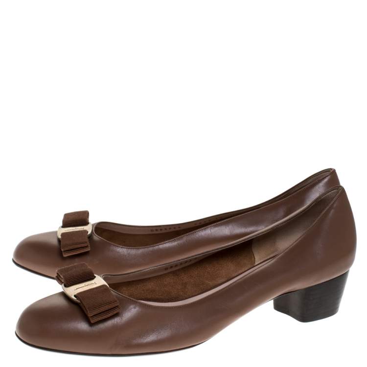 مملوكة مسبقًا Salvatore Ferragamo Brown Leather Vara Bow Flats Size 40.5