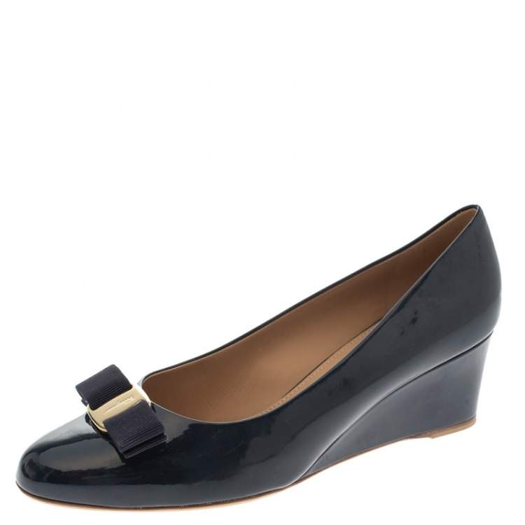 navy blue wedge pumps