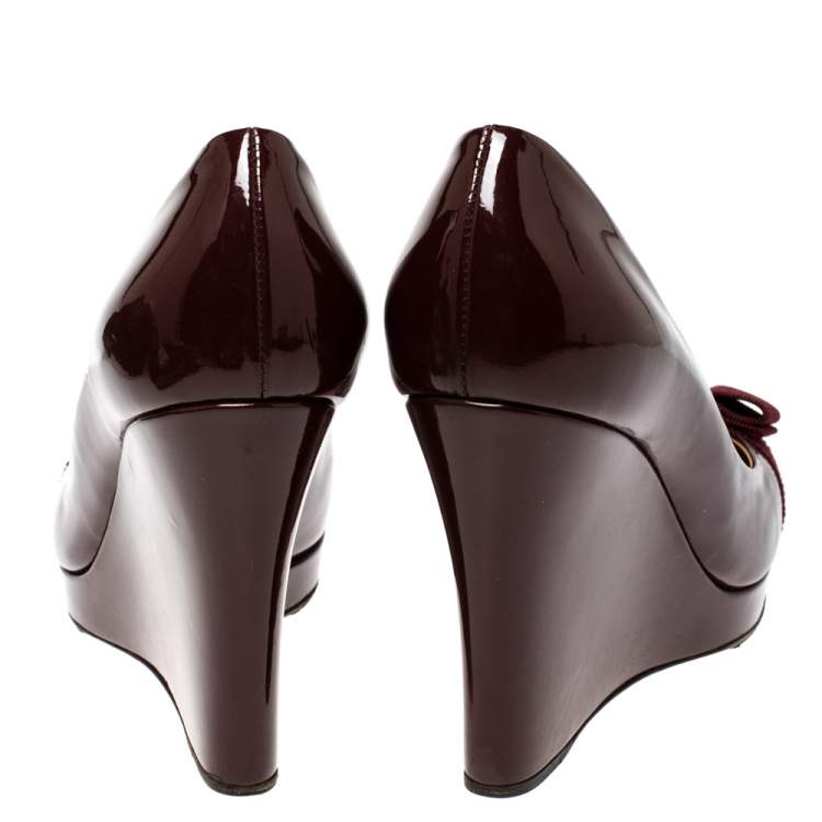 Pre Owned Salvatore Ferragamo Maroon Patent Vara Bow Wedge Pumps Size 40