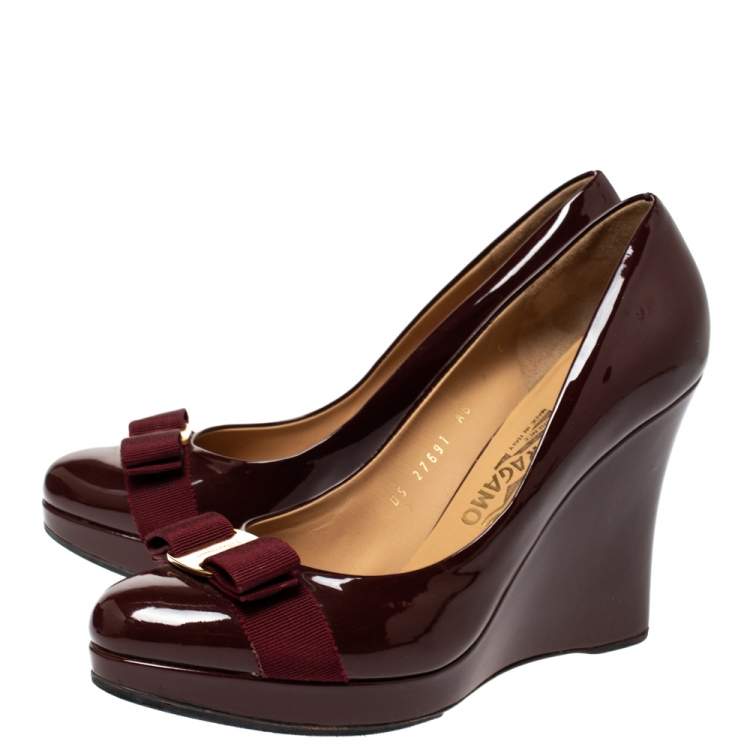 Pre Owned Salvatore Ferragamo Maroon Patent Vara Bow Wedge Pumps Size 40