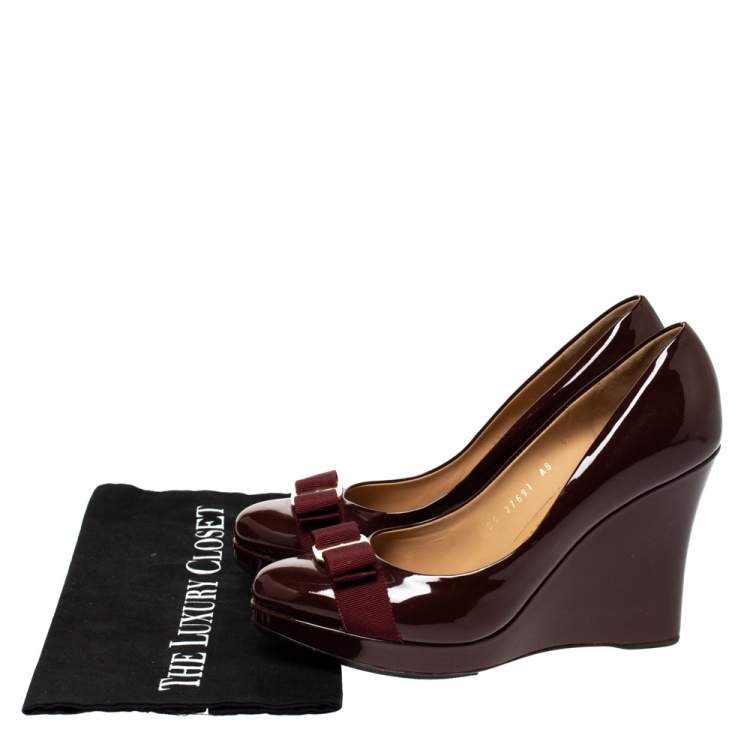 Pre Owned Salvatore Ferragamo Maroon Patent Vara Bow Wedge Pumps Size 40