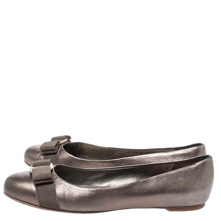 Pre Owned Salvatore Ferragamo Metallic Grey Leather Vara Bow Ballet Flats Size 38