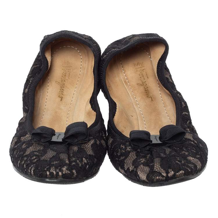 مملوكة مسبقًا Salvatore Ferragamo Black Lace My Joy Bow Scrunch Ballet Flats Size 38