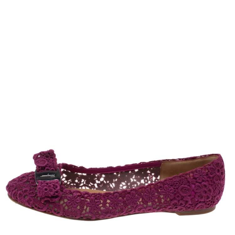 مملوكة مسبقًا Salvatore Ferragamo Purple Floral Crochet Lace Estelle Bow Ballet Flat Size 37