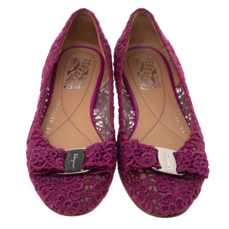 مملوكة مسبقًا Salvatore Ferragamo Purple Floral Crochet Lace Estelle Bow Ballet Flat Size 37
