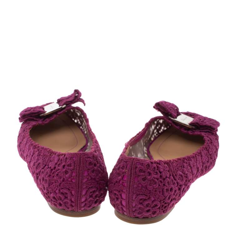 مملوكة مسبقًا Salvatore Ferragamo Purple Floral Crochet Lace Estelle Bow Ballet Flat Size 37