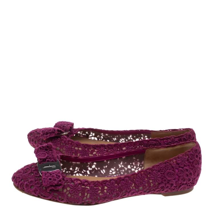 مملوكة مسبقًا Salvatore Ferragamo Purple Floral Crochet Lace Estelle Bow Ballet Flat Size 37