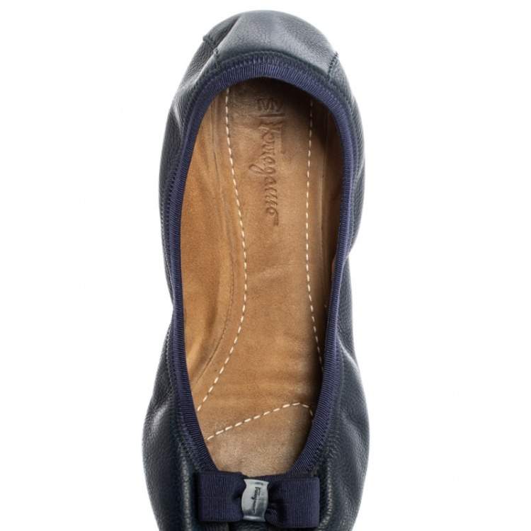 مملوكة مسبقًا Salvatore Ferragamo Blue Leather Bow Scrunch Ballet Flats Size 40