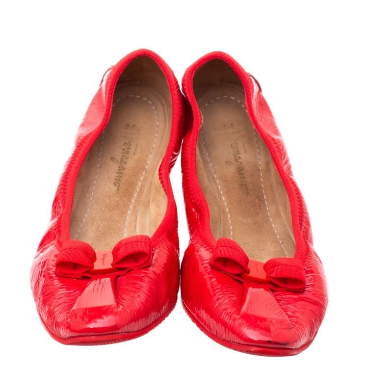 مملوكة مسبقًا Salvatore Ferragamo Red Patent Leather My Joy Scrunch Ballet Flats Size 37