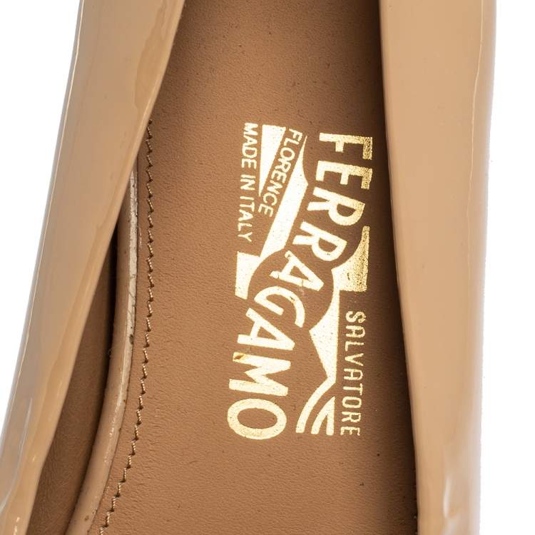 مملوكة مسبقًا Salvatore Ferragamo Beige Patent Leather Ballet Flats Size 39.5