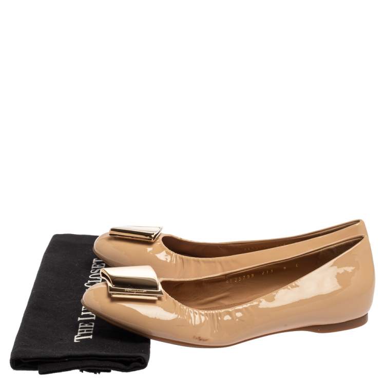 مملوكة مسبقًا Salvatore Ferragamo Beige Patent Leather Ballet Flats Size 39.5