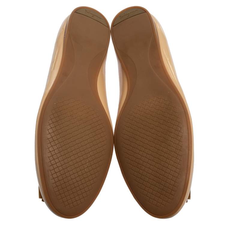 مملوكة مسبقًا Salvatore Ferragamo Beige Patent Leather Ballet Flats Size 39.5