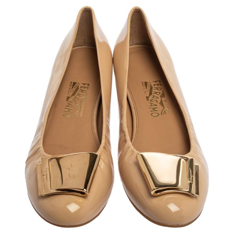 مملوكة مسبقًا Salvatore Ferragamo Beige Patent Leather Ballet Flats Size 39.5