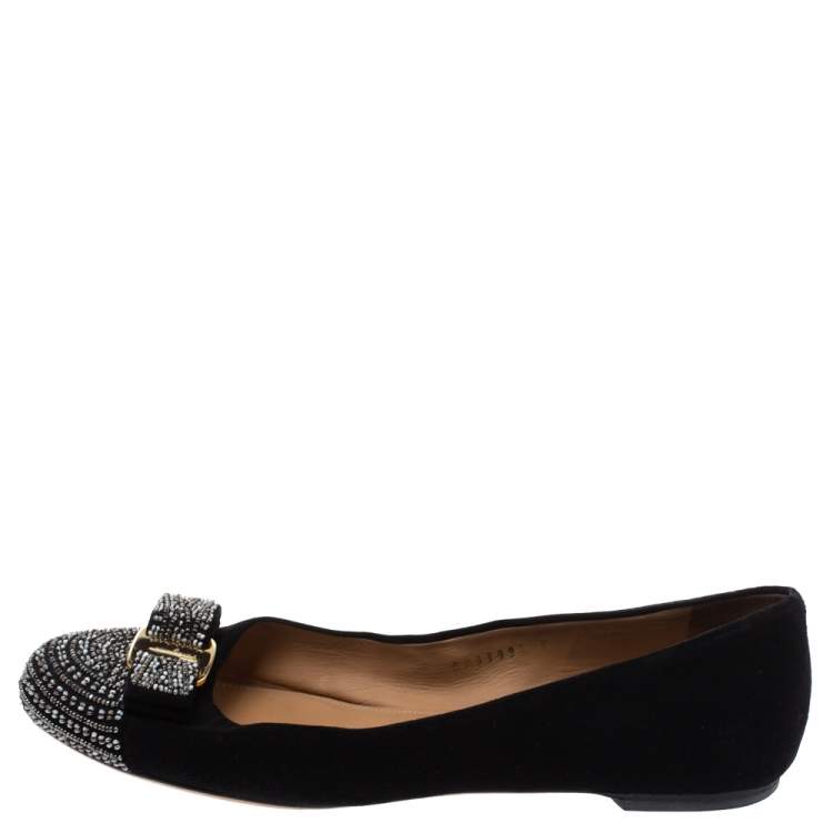 مملوكة مسبقًا Salvatore Ferragamo Black Suede Crystal Bow Ballet Flats Size 39.5
