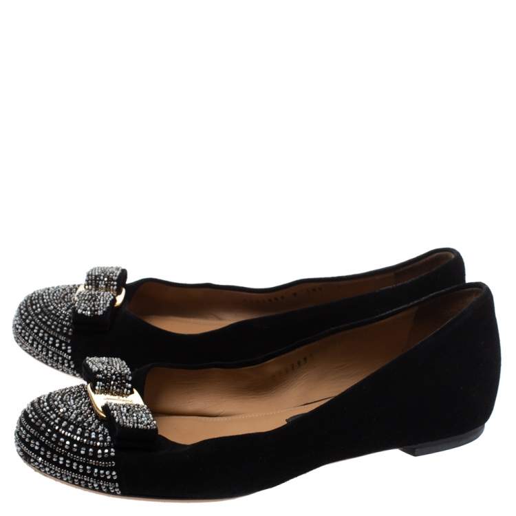 مملوكة مسبقًا Salvatore Ferragamo Black Suede Crystal Bow Ballet Flats Size 39.5