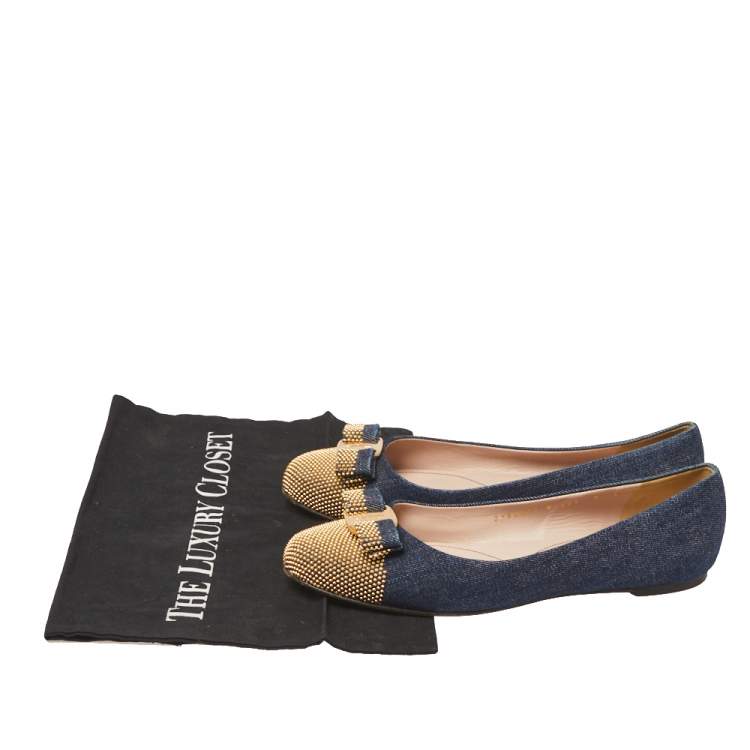 Pre Owned Salvatore Ferragamo Blue/Gold Denim Fabric Studded Vara Bow Cap Toe Ballet Flats Size 38.5