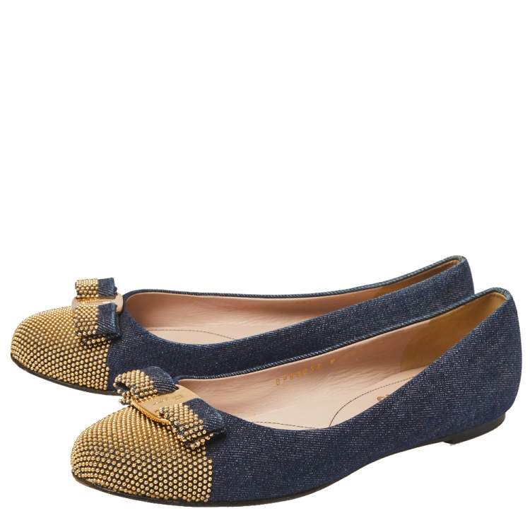 Pre Owned Salvatore Ferragamo Blue/Gold Denim Fabric Studded Vara Bow Cap Toe Ballet Flats Size 38.5