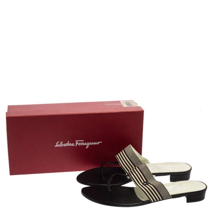 مملوكة مسبقًا Salvatore Ferragamo Monochrome Fabric Sarcelle Thong Sandals Size 41