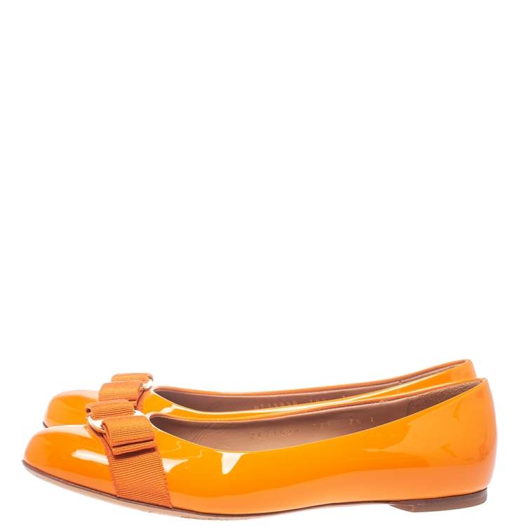 مملوكة مسبقًا Salvatore Ferragamo Yellow Patent Leather Vara Bow Ballet Flats Size 38