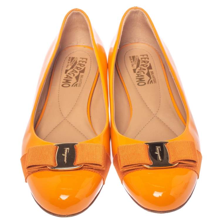 مملوكة مسبقًا Salvatore Ferragamo Yellow Patent Leather Vara Bow Ballet Flats Size 38