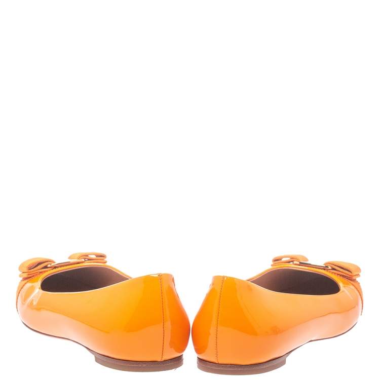 مملوكة مسبقًا Salvatore Ferragamo Yellow Patent Leather Vara Bow Ballet Flats Size 38