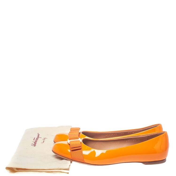 مملوكة مسبقًا Salvatore Ferragamo Yellow Patent Leather Vara Bow Ballet Flats Size 38