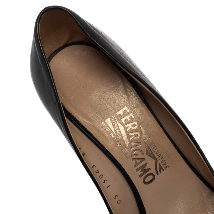Pre Owned Salvatore Ferragamo Black Leather Vara Bow Pumps Size 38.5