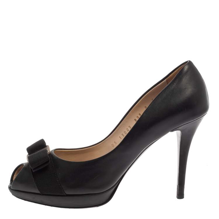 Pre Owned Salvatore Ferragamo Black Leather Vara Bow Pumps Size 38.5