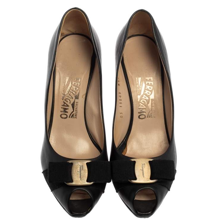 Pre Owned Salvatore Ferragamo Black Leather Vara Bow Pumps Size 38.5