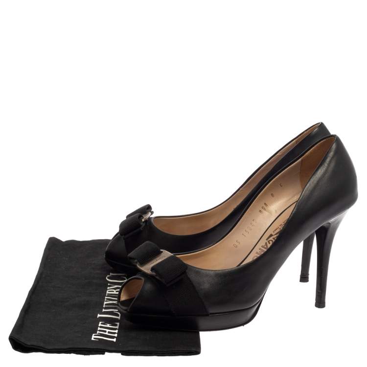 Pre Owned Salvatore Ferragamo Black Leather Vara Bow Pumps Size 38.5