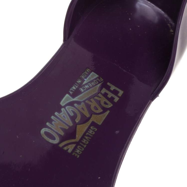 مملوكة مسبقًا Salvatore Ferragamo Purple Rubber Bow Barbados Peep Toe Flats Size 38.5