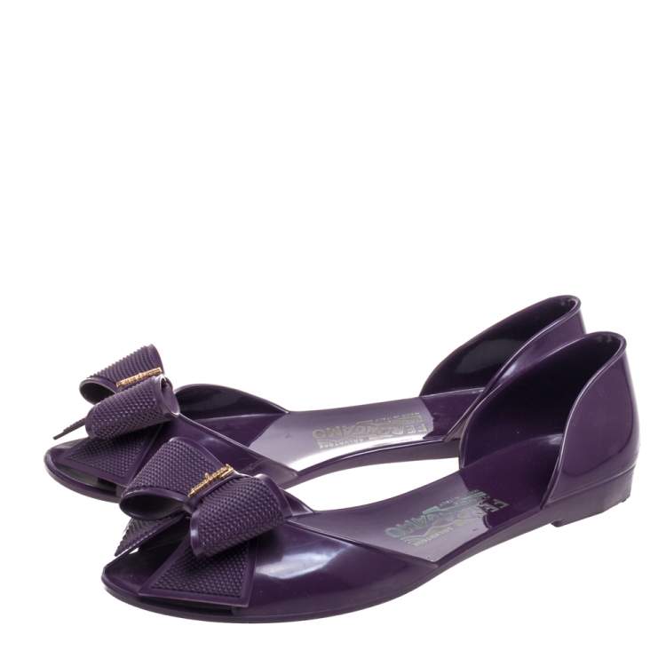 مملوكة مسبقًا Salvatore Ferragamo Purple Rubber Bow Barbados Peep Toe Flats Size 38.5