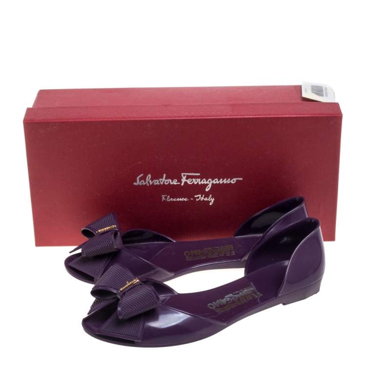 مملوكة مسبقًا Salvatore Ferragamo Purple Rubber Bow Barbados Peep Toe Flats Size 38.5