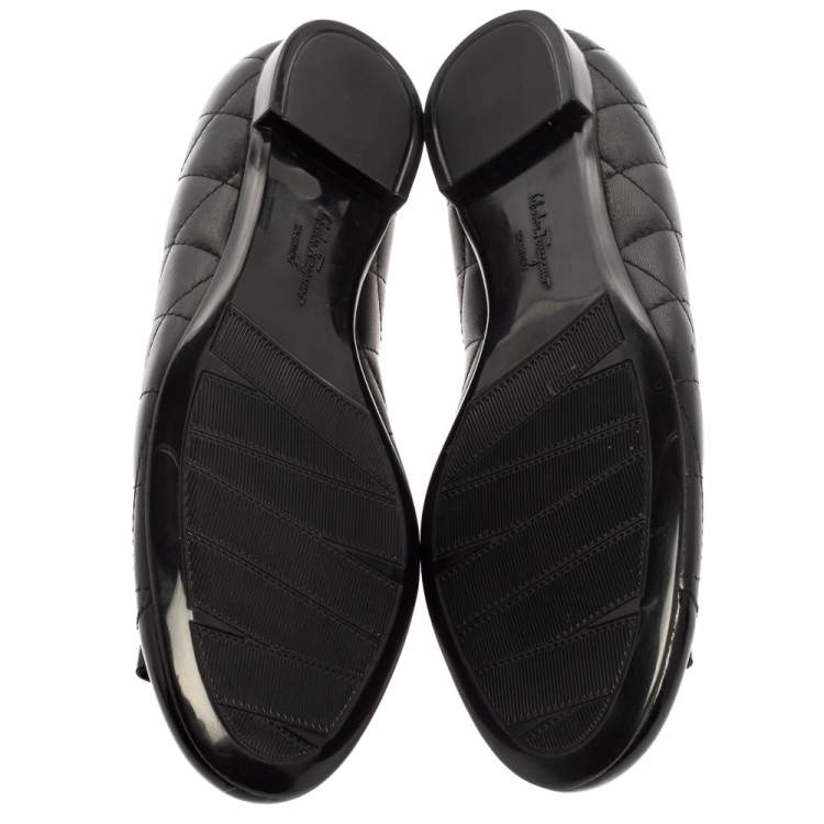 مملوكة مسبقًا Salvatore Ferragamo Black Quilted Leather And Patent Leather Cap Toe Bow Ballet Flats Size 38