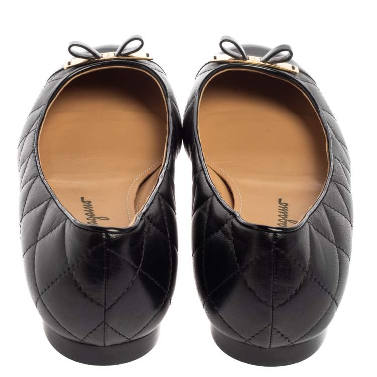 مملوكة مسبقًا Salvatore Ferragamo Black Quilted Leather And Patent Leather Cap Toe Bow Ballet Flats Size 38
