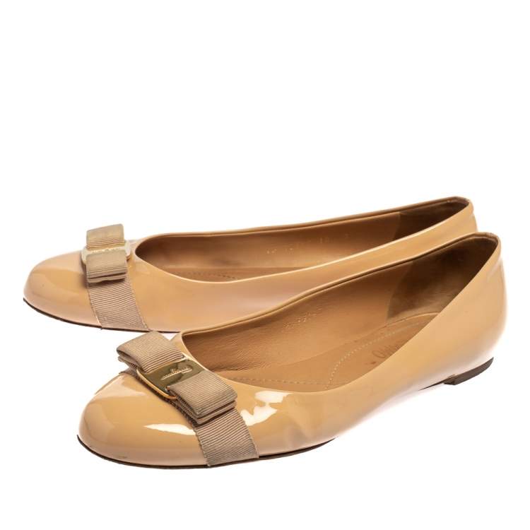 Pre Owned Salvatore Ferragamo Beige Patent Leather Vara Bow Ballet Flats Size 40.5