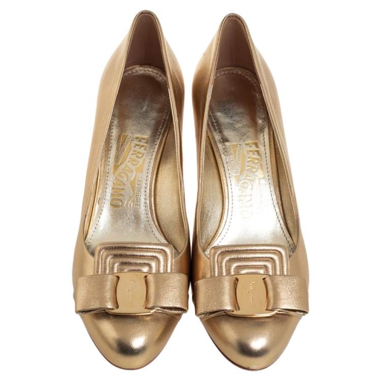Pre Owned Salvatore Ferragamo Gold Leather Lux Pumps Size 36.5