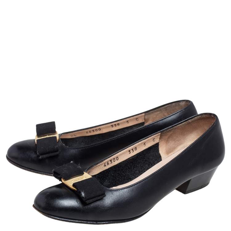 Pre Owned Salvatore Ferragamo Black Leather Vara Bow Pumps Size 35.5