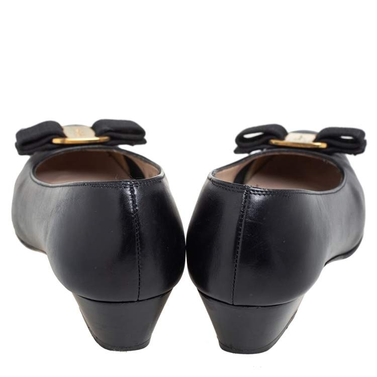 Pre Owned Salvatore Ferragamo Black Leather Vara Bow Pumps Size 35.5
