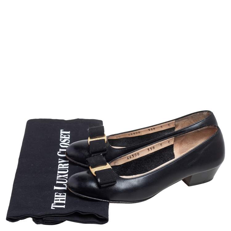 Pre Owned Salvatore Ferragamo Black Leather Vara Bow Pumps Size 35.5