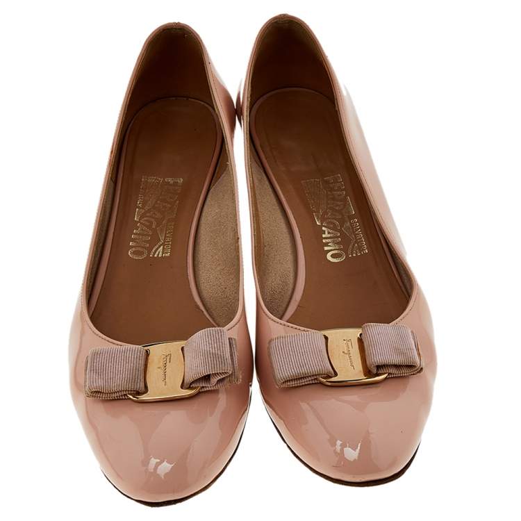 Pre Owned Salvatore Ferragamo Beige Patent Leather Vara Bow Pumps Size 40