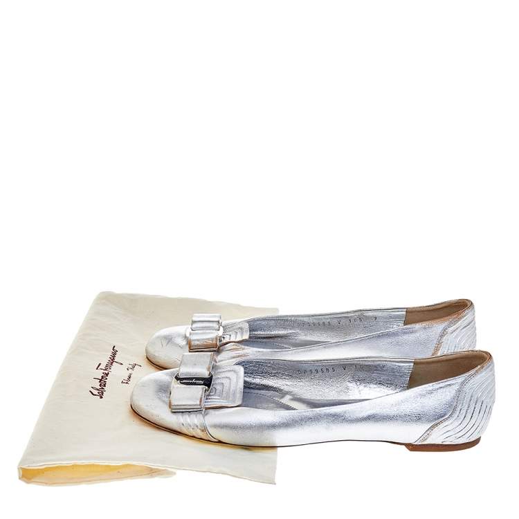 Pre Owned Salvatore Ferragamo Silver Leather Vara Bow Ballet Flats 37.5