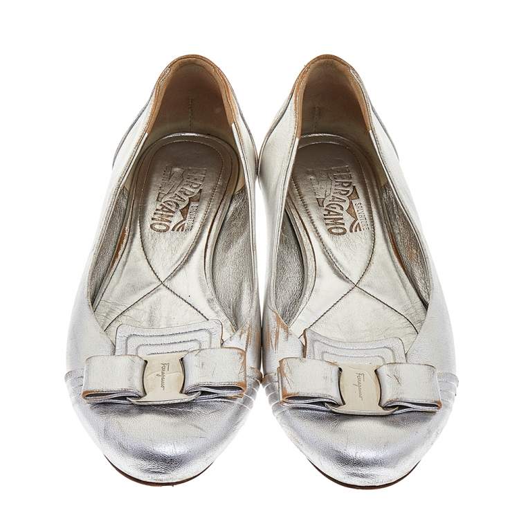 Pre Owned Salvatore Ferragamo Silver Leather Vara Bow Ballet Flats 37.5