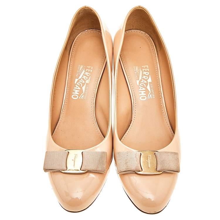 مملوكة مسبقًا Salvatore Ferragamo Beige Patent Leather Vara Bow Wedge Pumps Size 38.5