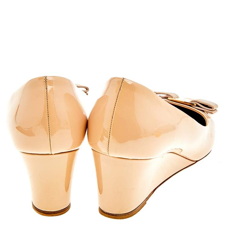 مملوكة مسبقًا Salvatore Ferragamo Beige Patent Leather Vara Bow Wedge Pumps Size 38.5