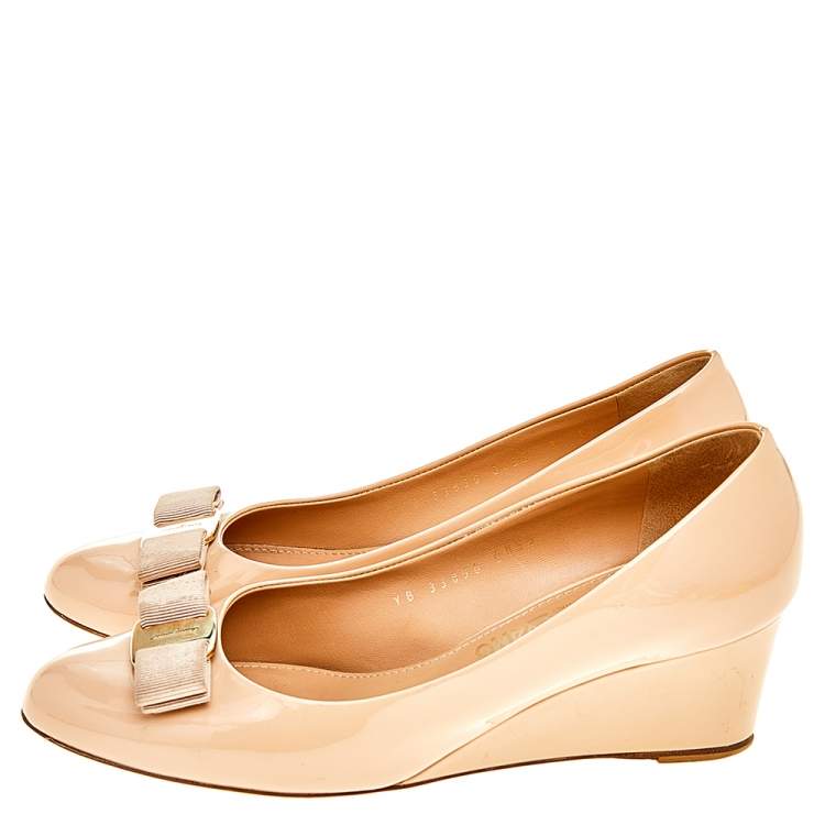 مملوكة مسبقًا Salvatore Ferragamo Beige Patent Leather Vara Bow Wedge Pumps Size 38.5