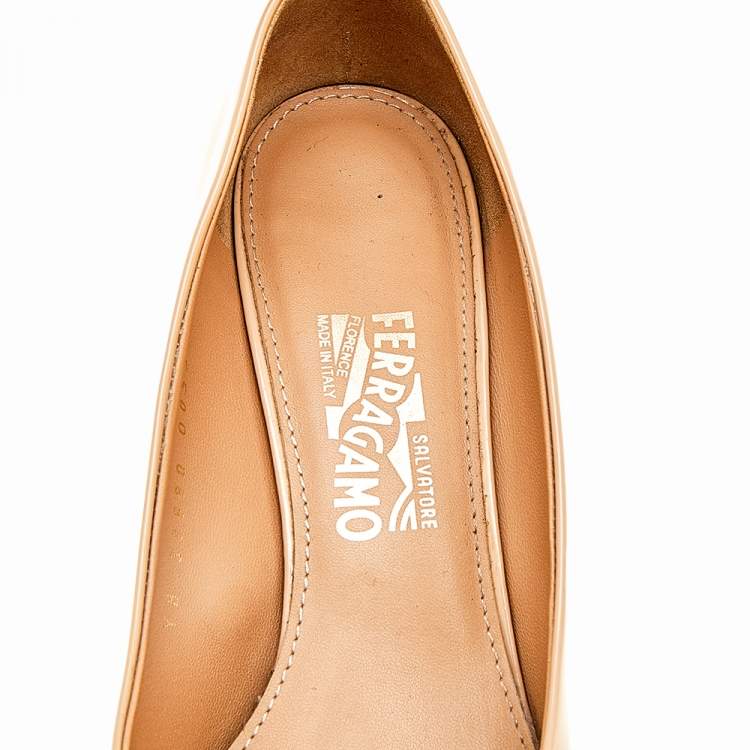 مملوكة مسبقًا Salvatore Ferragamo Beige Patent Leather Vara Bow Wedge Pumps Size 38.5
