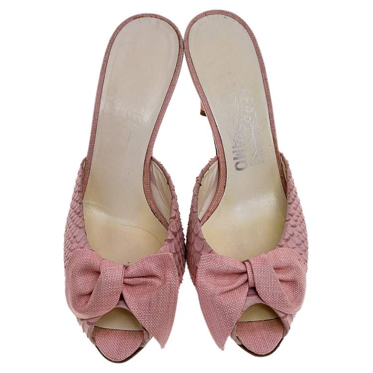 Pre Owned Salvatore Ferragamo Pink Snakeskin Embossed Leather And Raffia Bow Peep Toe Slide Sandals Size 37